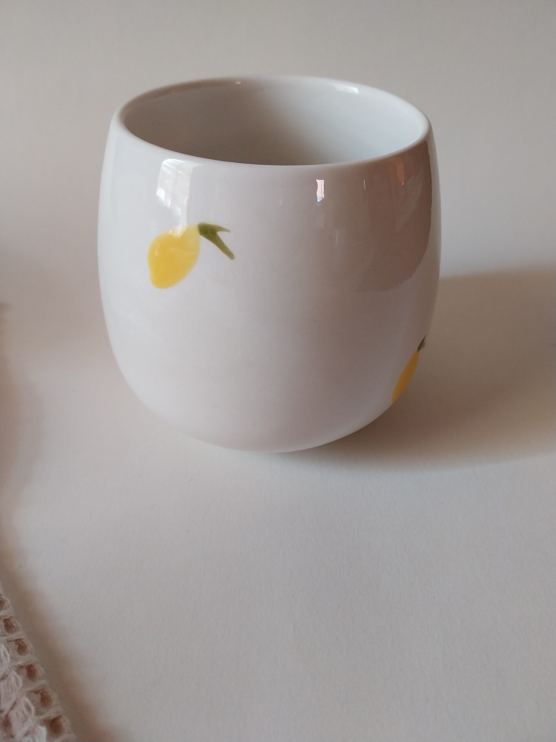 Becher mit Zitronen