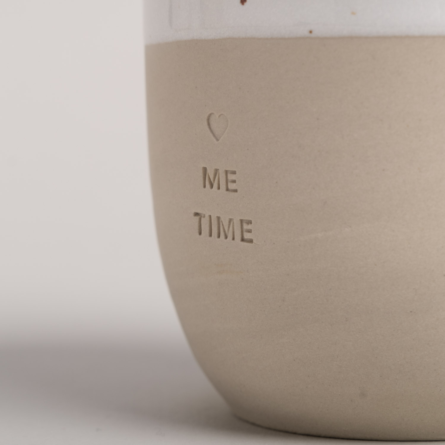 Steingutbecher mit der Aufschrift "Me Time"