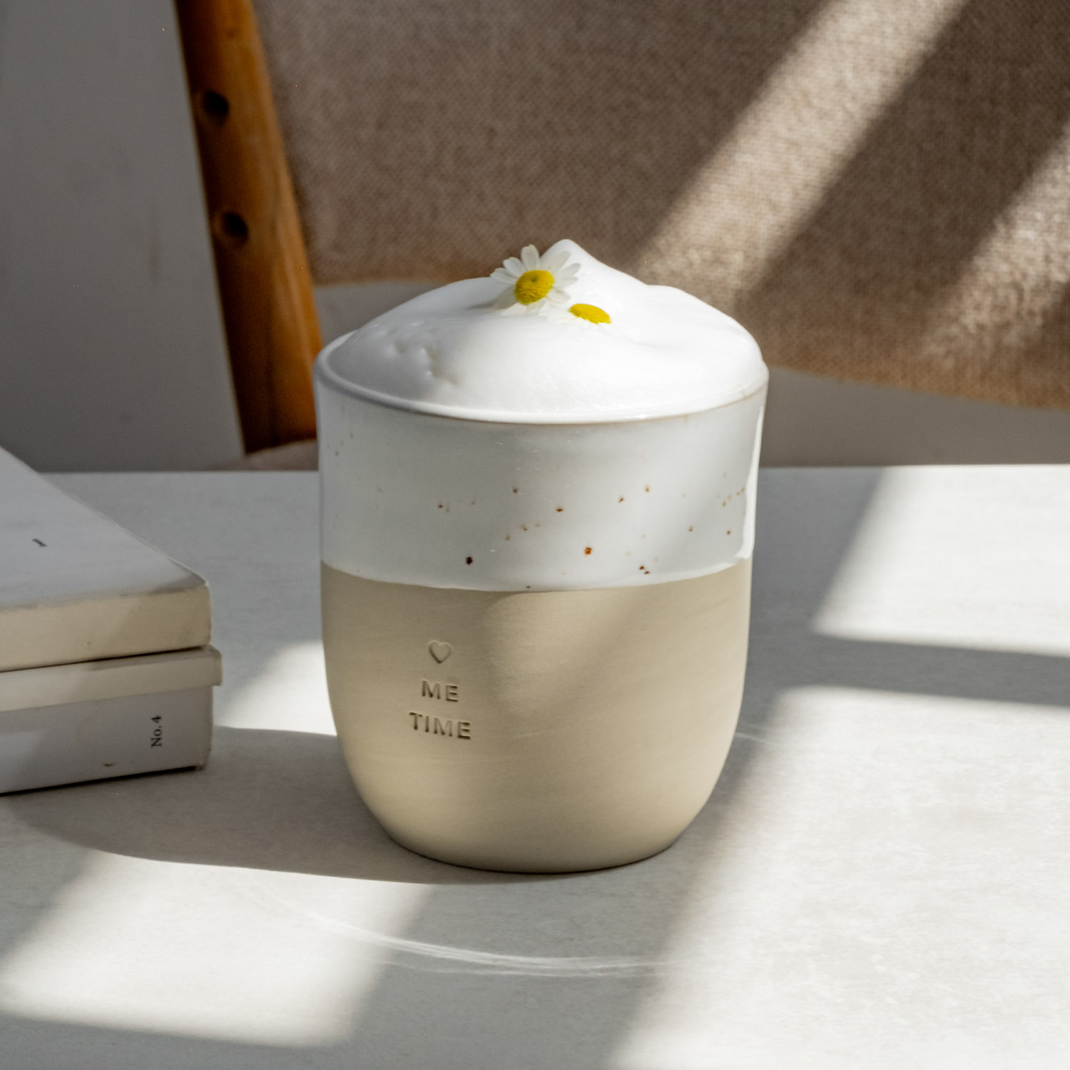 Steingutbecher mit der Aufschrift "Me Time"