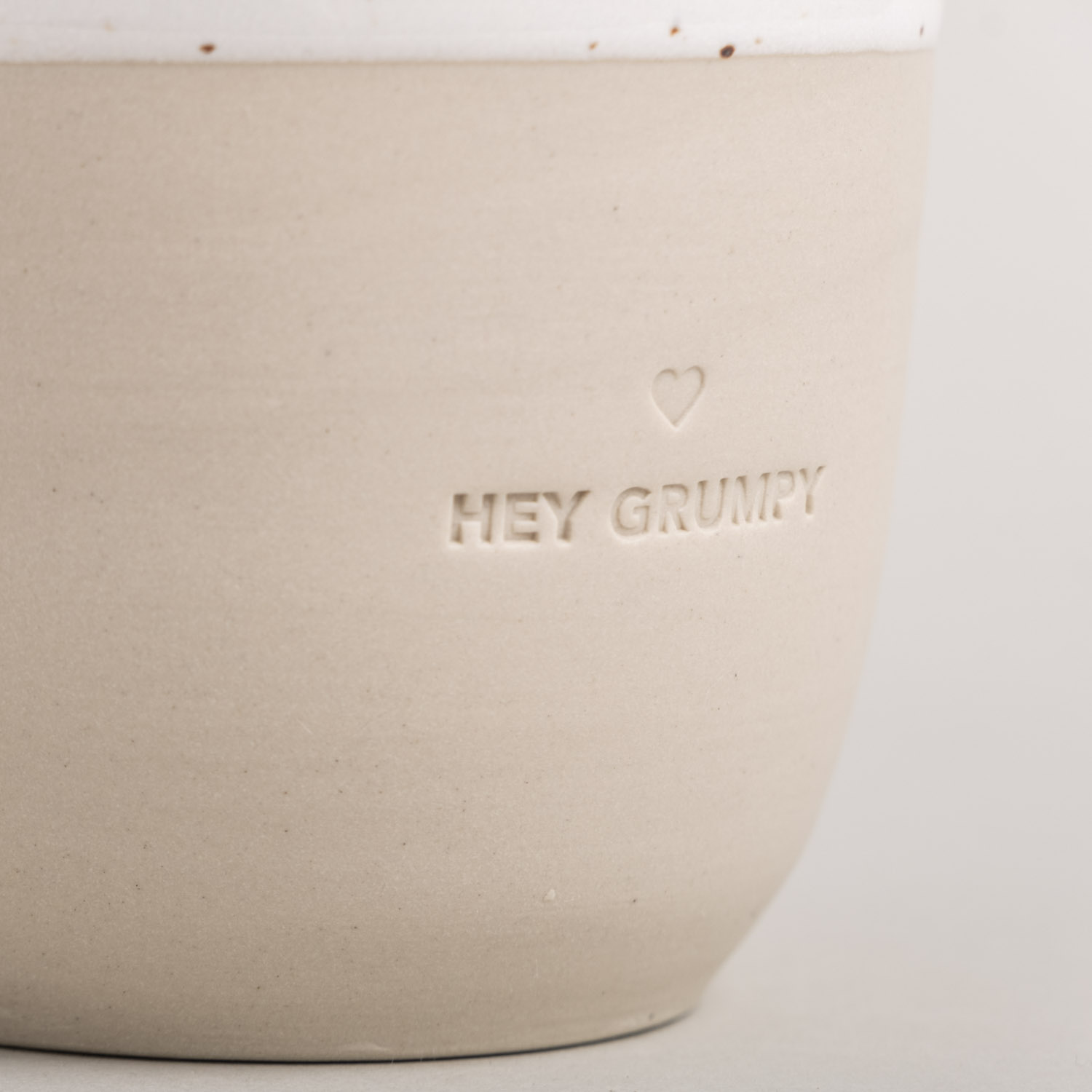 Steingutbecher mit der Aufschrift "Hey Grumpy"