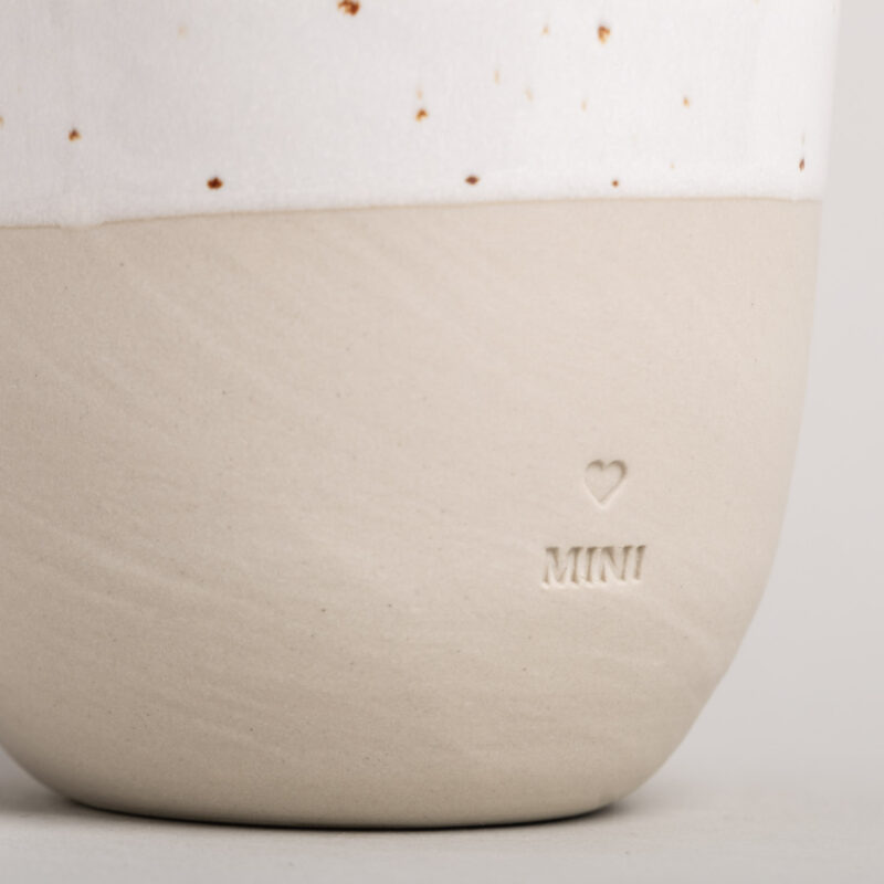 kleiner Steingutbecher mit der Aufschrift "Mini"