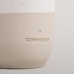 Steingutbecher mit der Aufschrift "Schwester"