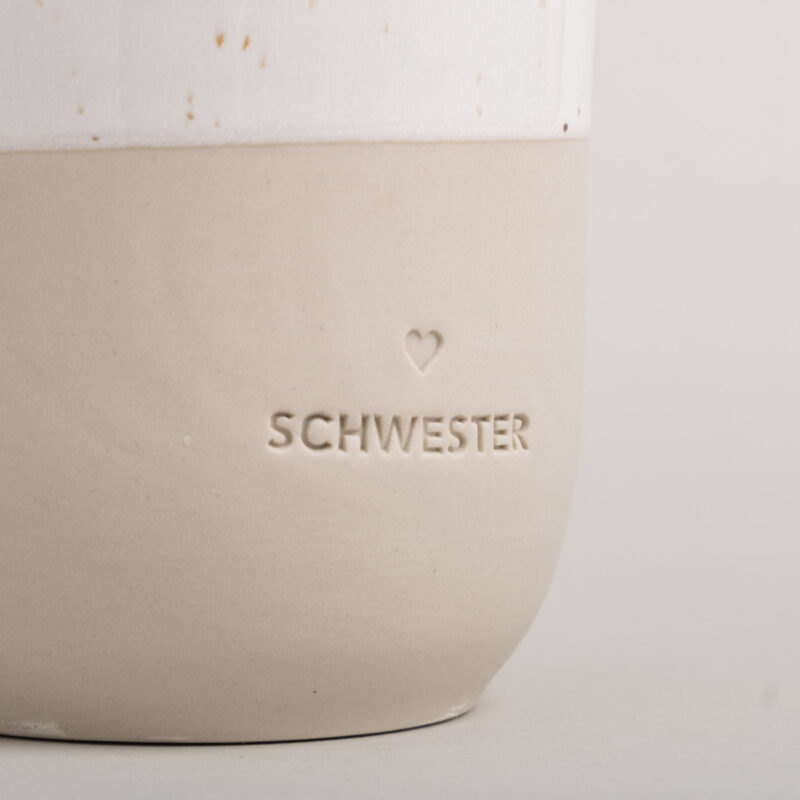 Steingutbecher mit der Aufschrift "Schwester"