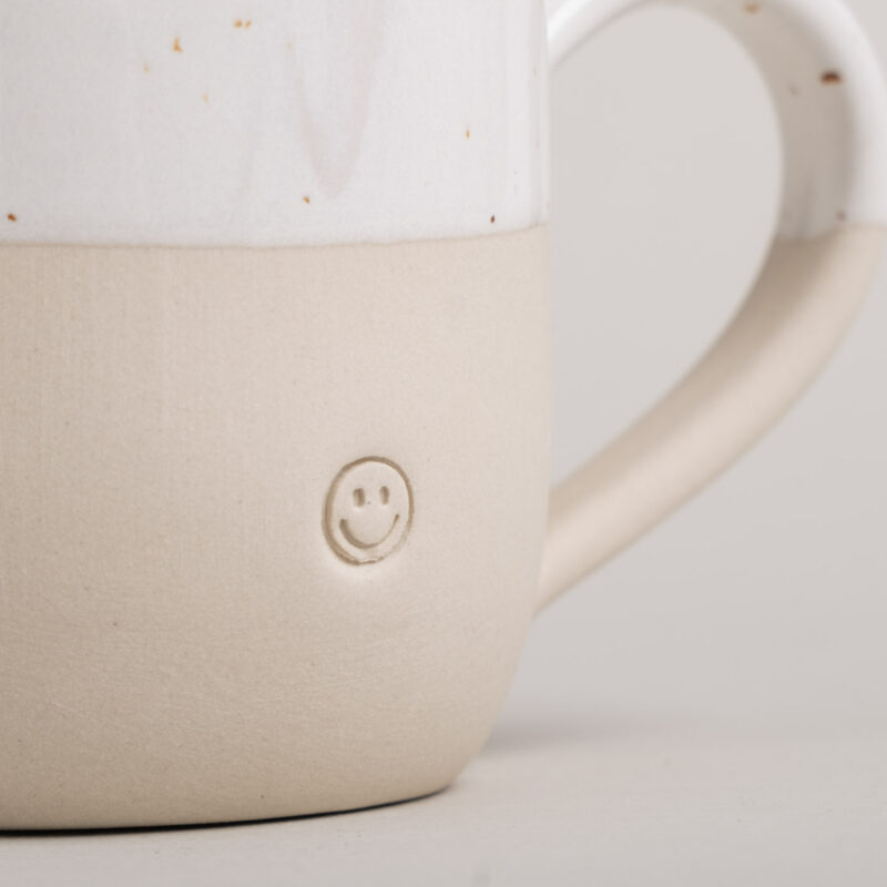 Cappuccino Tasse mit Henkel und mit einer "Smiley" Prägung