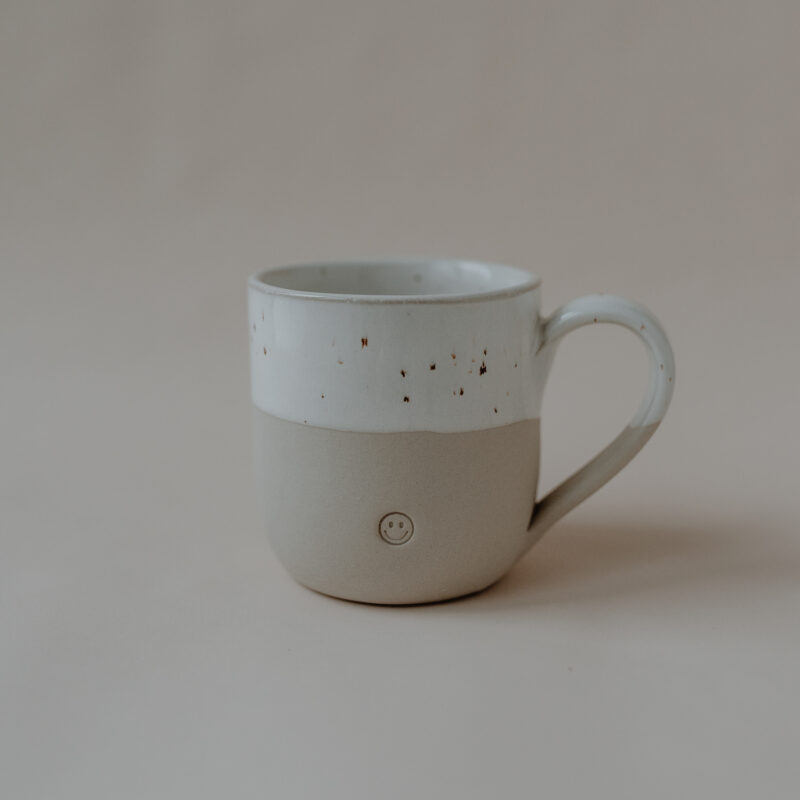 Cappuccino Tasse mit Henkel und mit einer "Smiley" Prägung