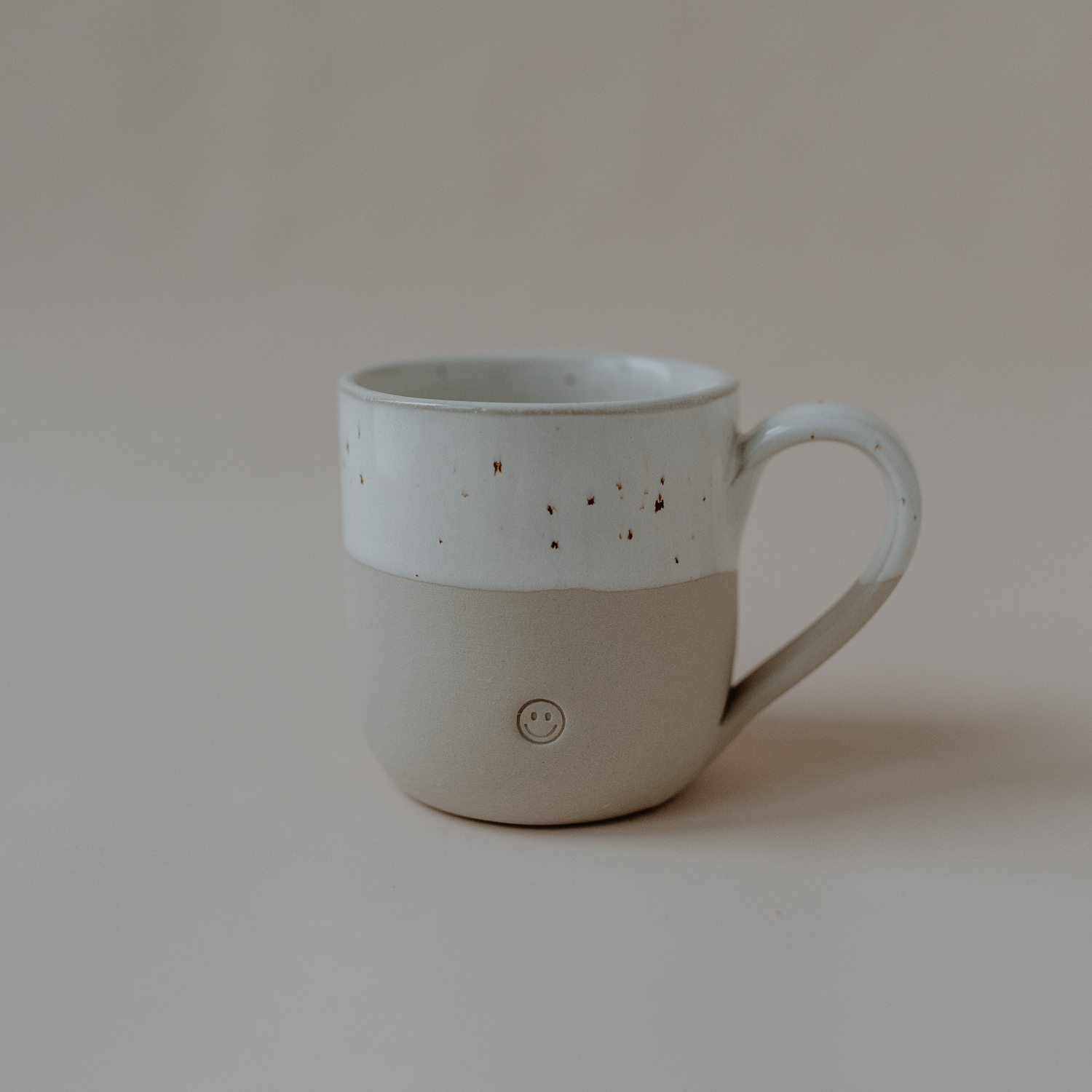 Cappuccino Tasse mit Henkel und mit einer "Smiley" Prägung