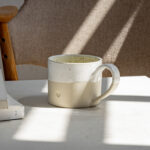 Tasse mit Henkel und mit einer "Herz" Prägung