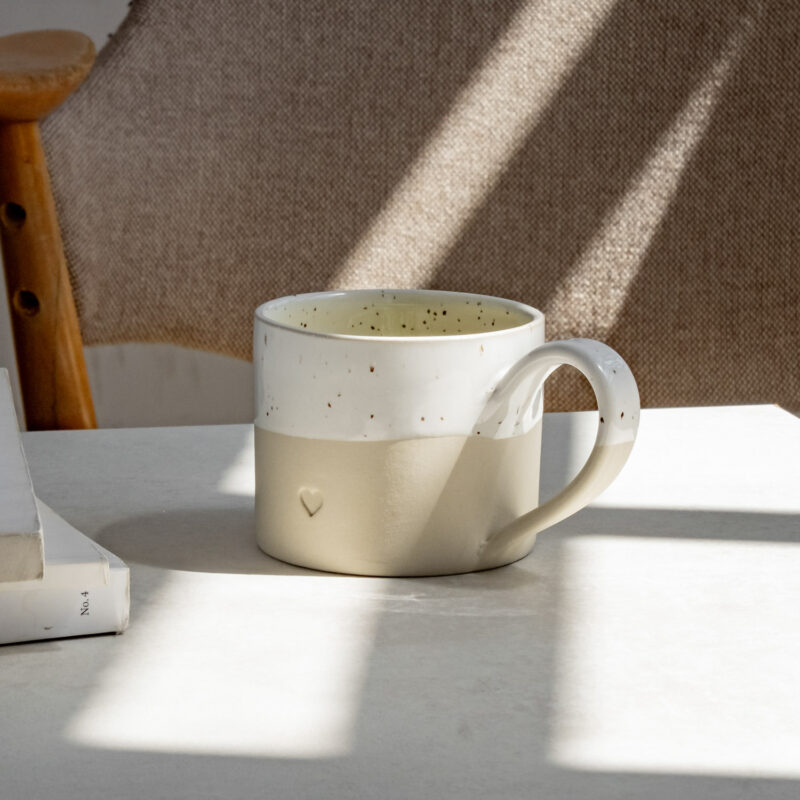 Tasse mit Henkel und mit einer "Herz" Prägung
