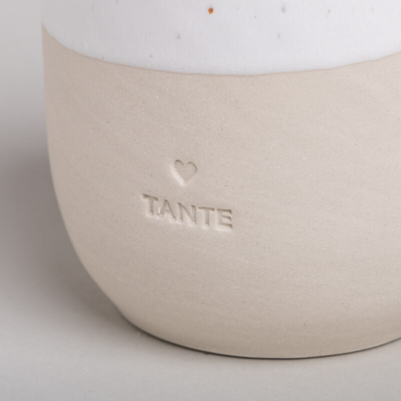 Steingutbecher mit der Aufschrift "Tante"