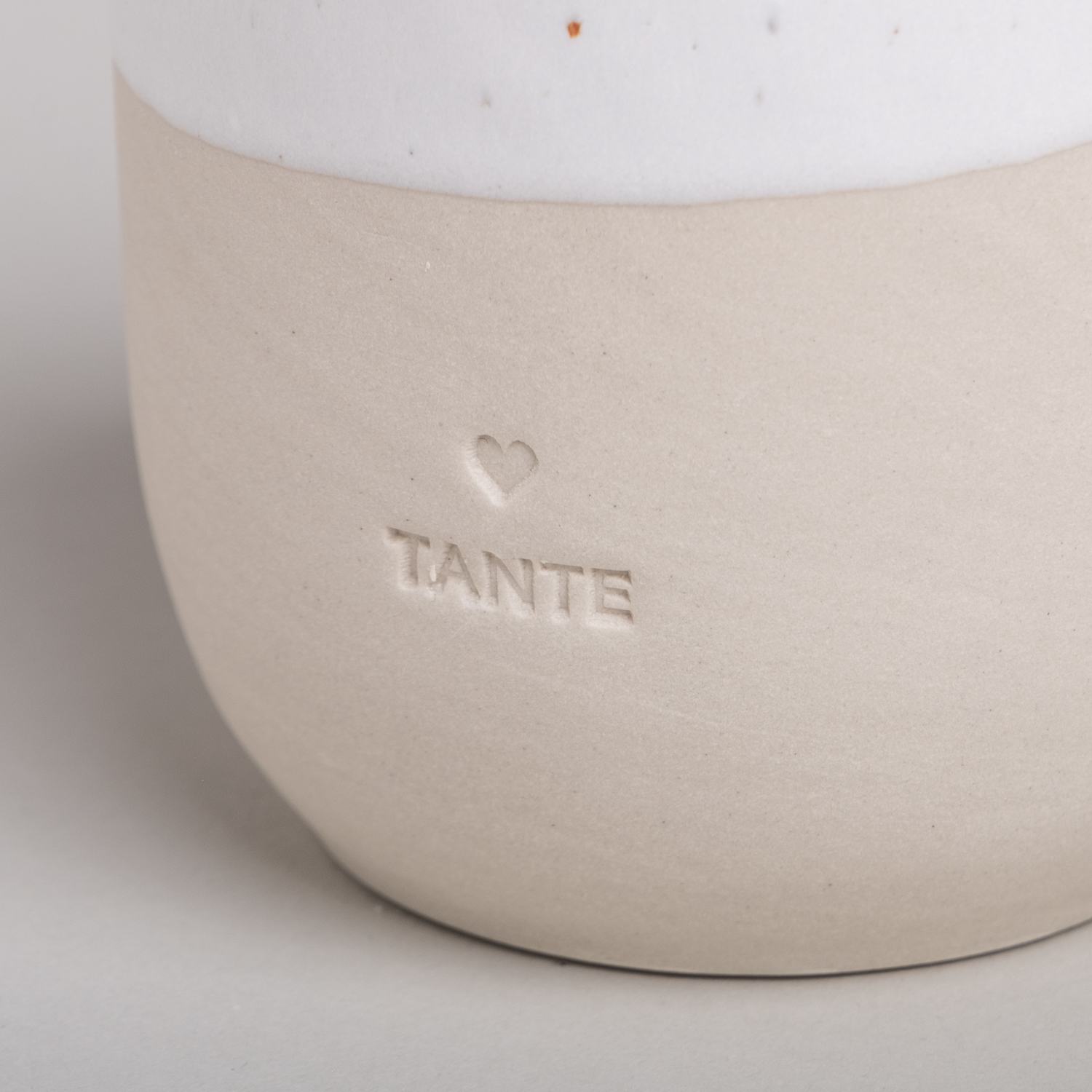 Steingutbecher mit der Aufschrift "Tante"