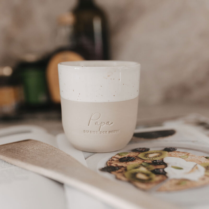 Steingutbecher mit der Aufschrift "Papa-du bist der Beste"