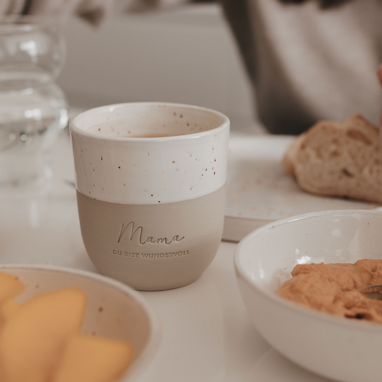 Steingutbecher mit der Aufschrift "Mama-du bist wundervoll"