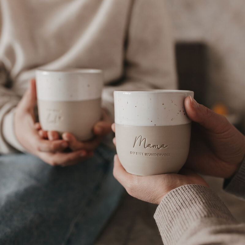 Steingutbecher mit der Aufschrift "Mama-du bist wundervoll"
