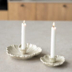 Kerzenständer in form einer Blumen klein in beige