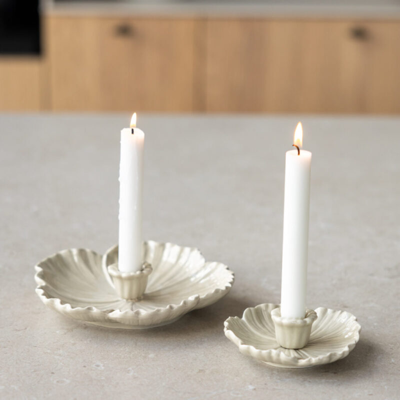 Kerzenständer in form einer Blumen klein in beige