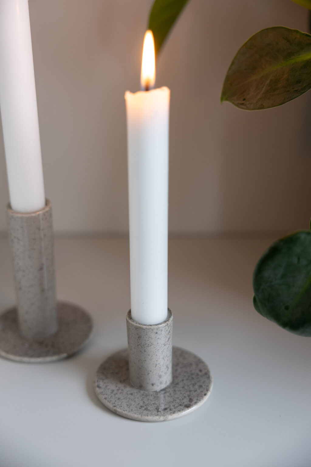 Kerzenständer grau/Braun mit Punkten für stabkerzen