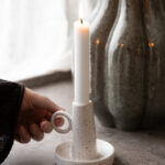 Kerzenständer in der Farbe Vanille mit kleinen punkten