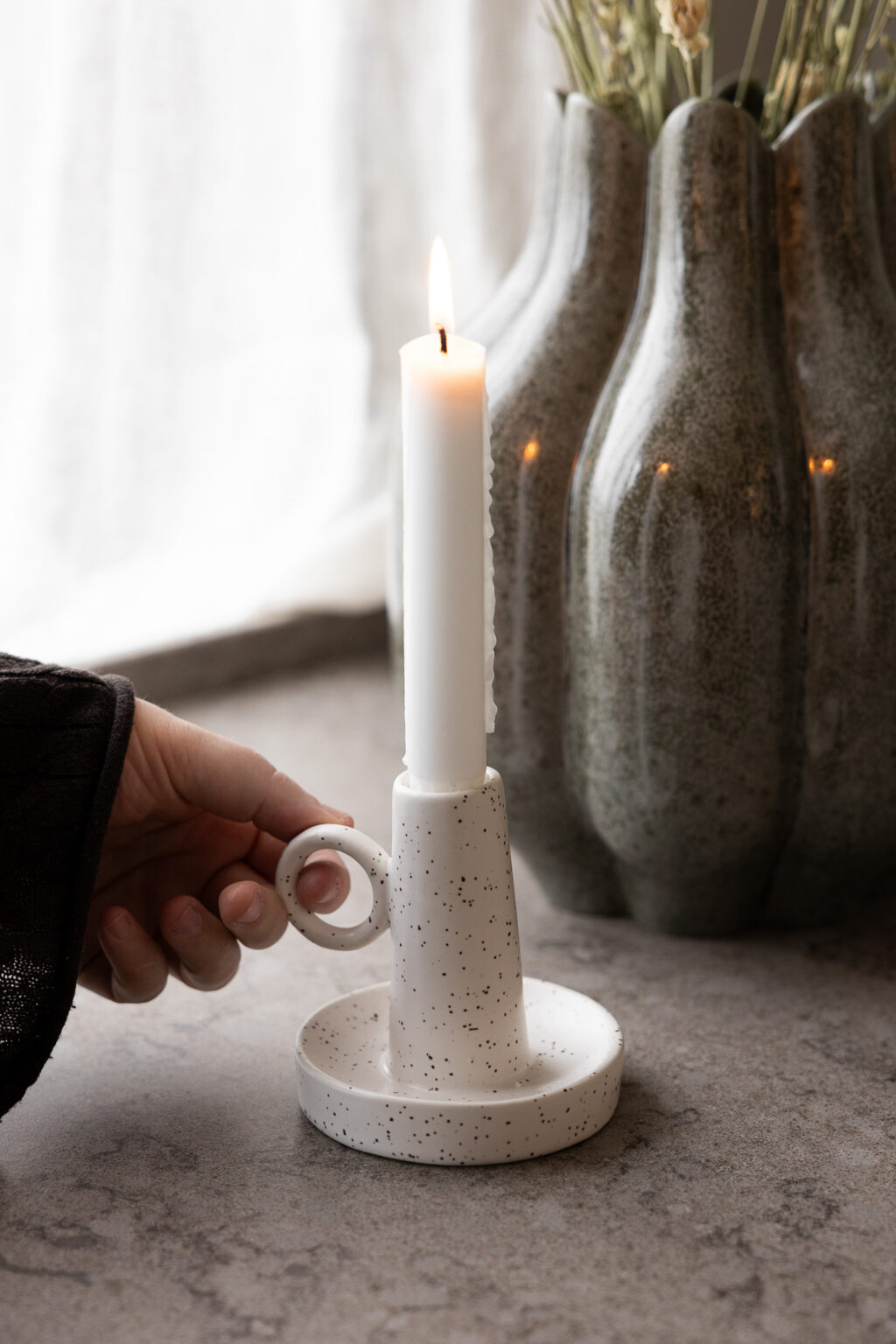 Kerzenständer in der Farbe Vanille mit kleinen punkten