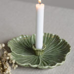 Kerzenhalter in form einer Blume in der farbe dark Green