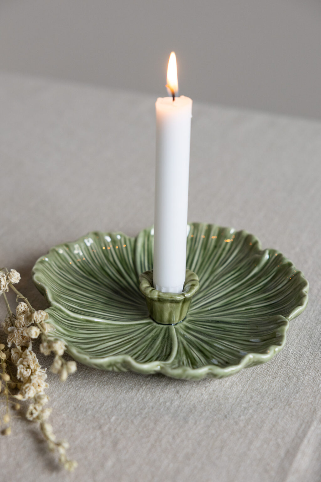 Kerzenhalter in form einer Blume in der farbe dark Green