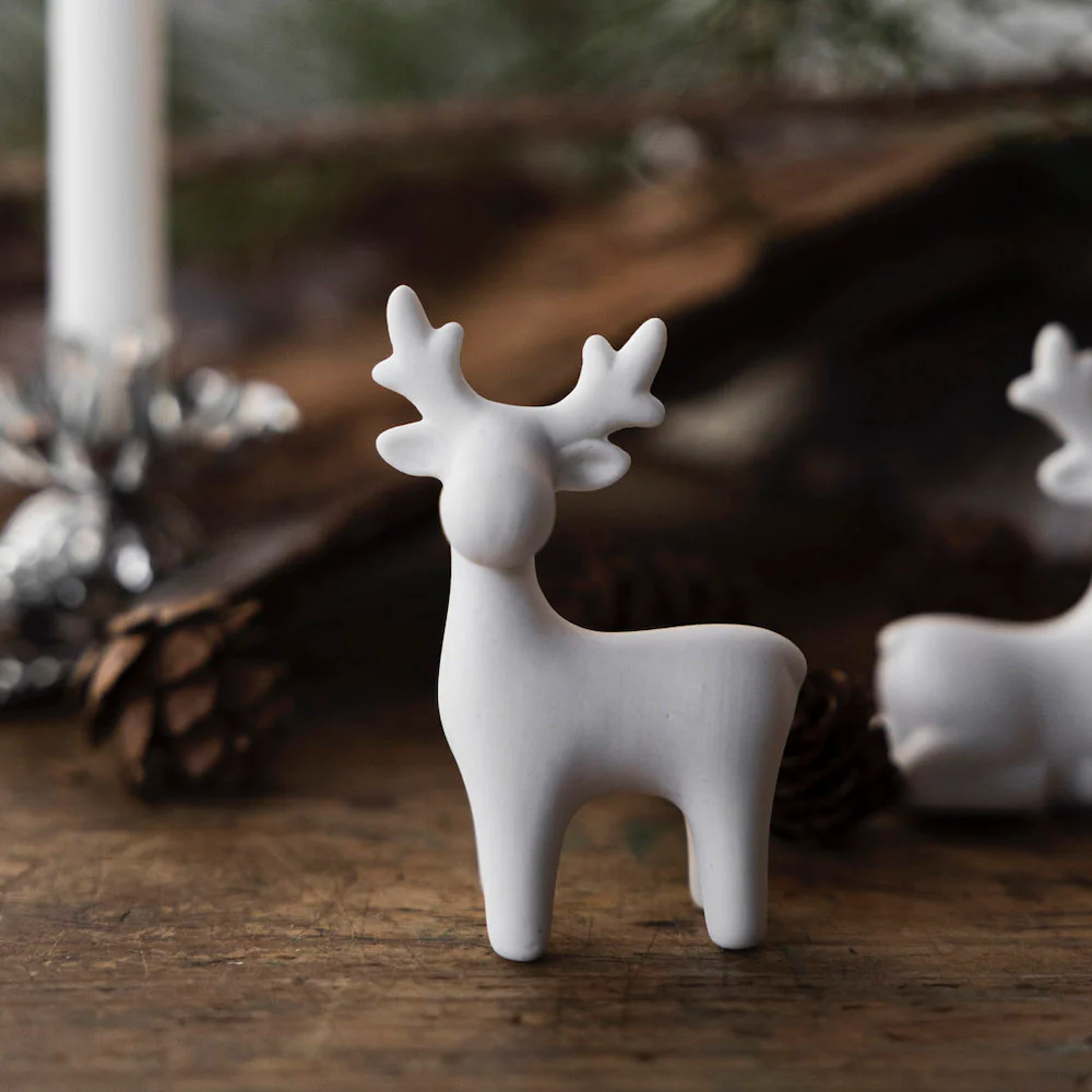stehendes rentier in weiß mini. namens Sten
