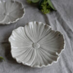 Blumenteller in der farbe beige groß