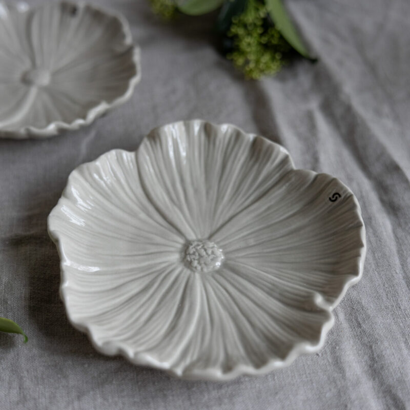 Blumenteller in der farbe beige groß