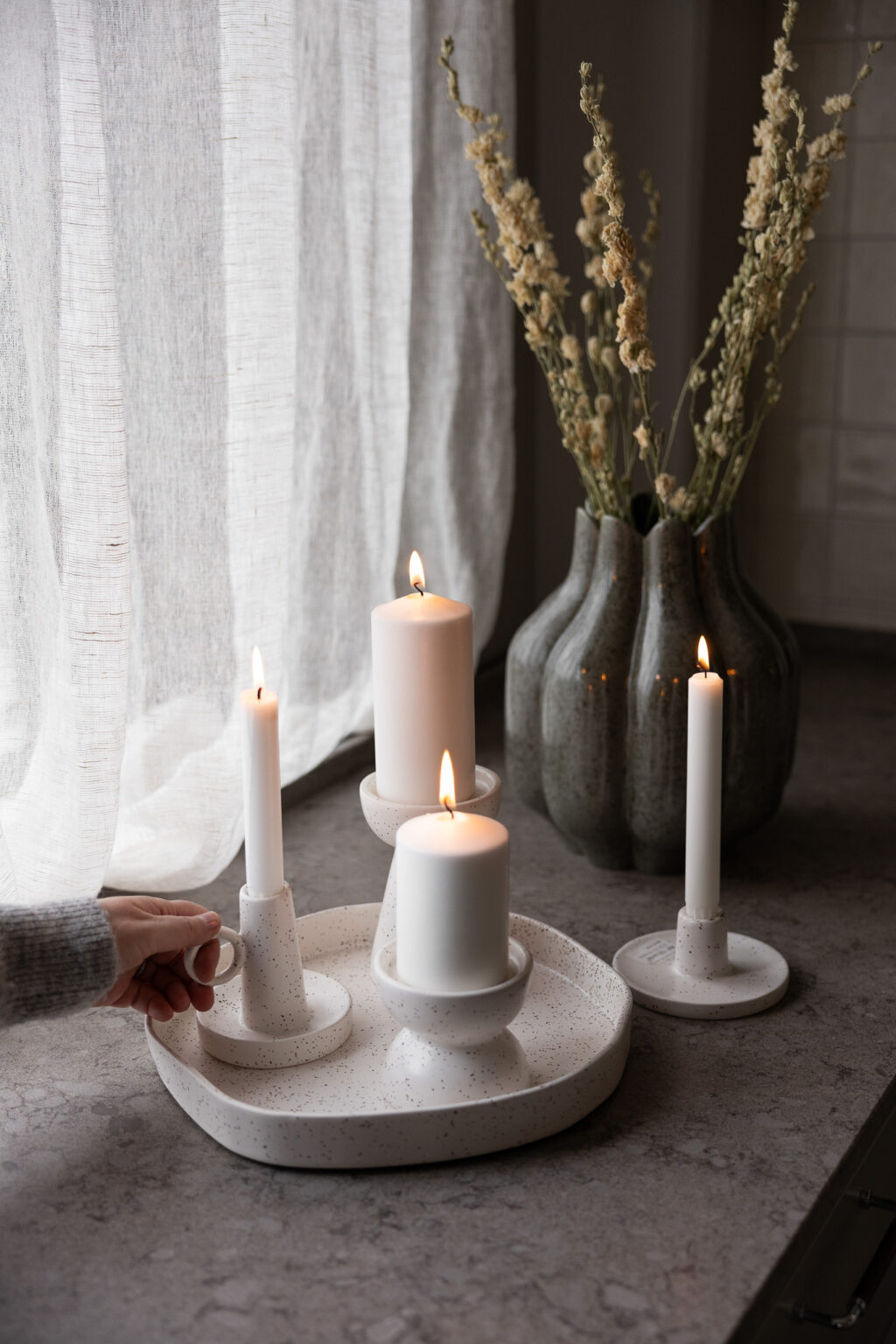 Kerzenständer in der Farbe Vanille mit kleinen punkten