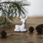 Elch liegend in weiß