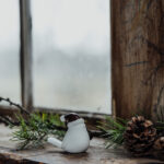 vogel mit brauner Weihnachtsmütze