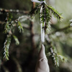 Hängender Weihnachtswichtel namens Melvin in der färbe weiß