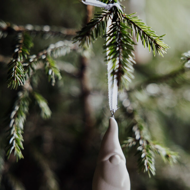 Hängender Weihnachtswichtel namens Melvin in der färbe weiß