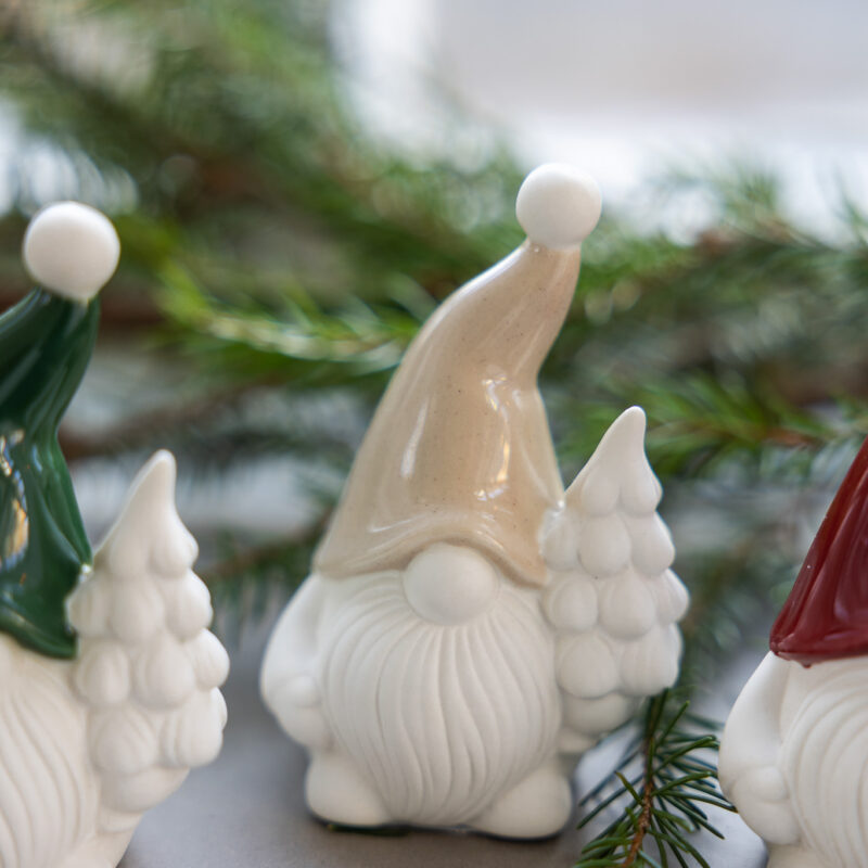 Weihnachtswichtel mit beider Mütze und Tannenbaum in der Hand