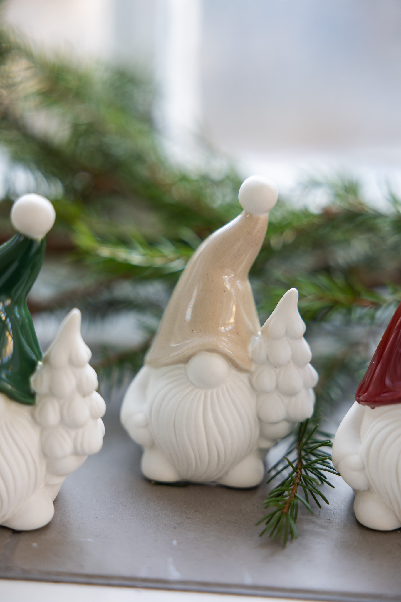 Weihnachtswichtel mit beider Mütze und Tannenbaum in der Hand