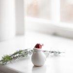 vogel mit roter Weihnachtsmütze