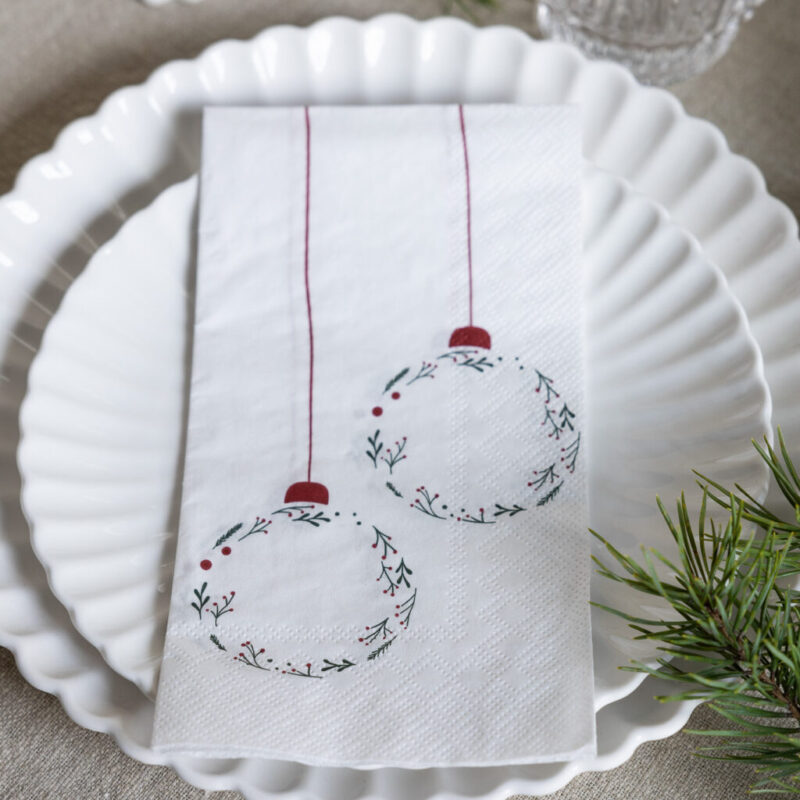 Serviette mit weißem Hintergrund und Mistelzweige in form einer Kugel herunterhängend