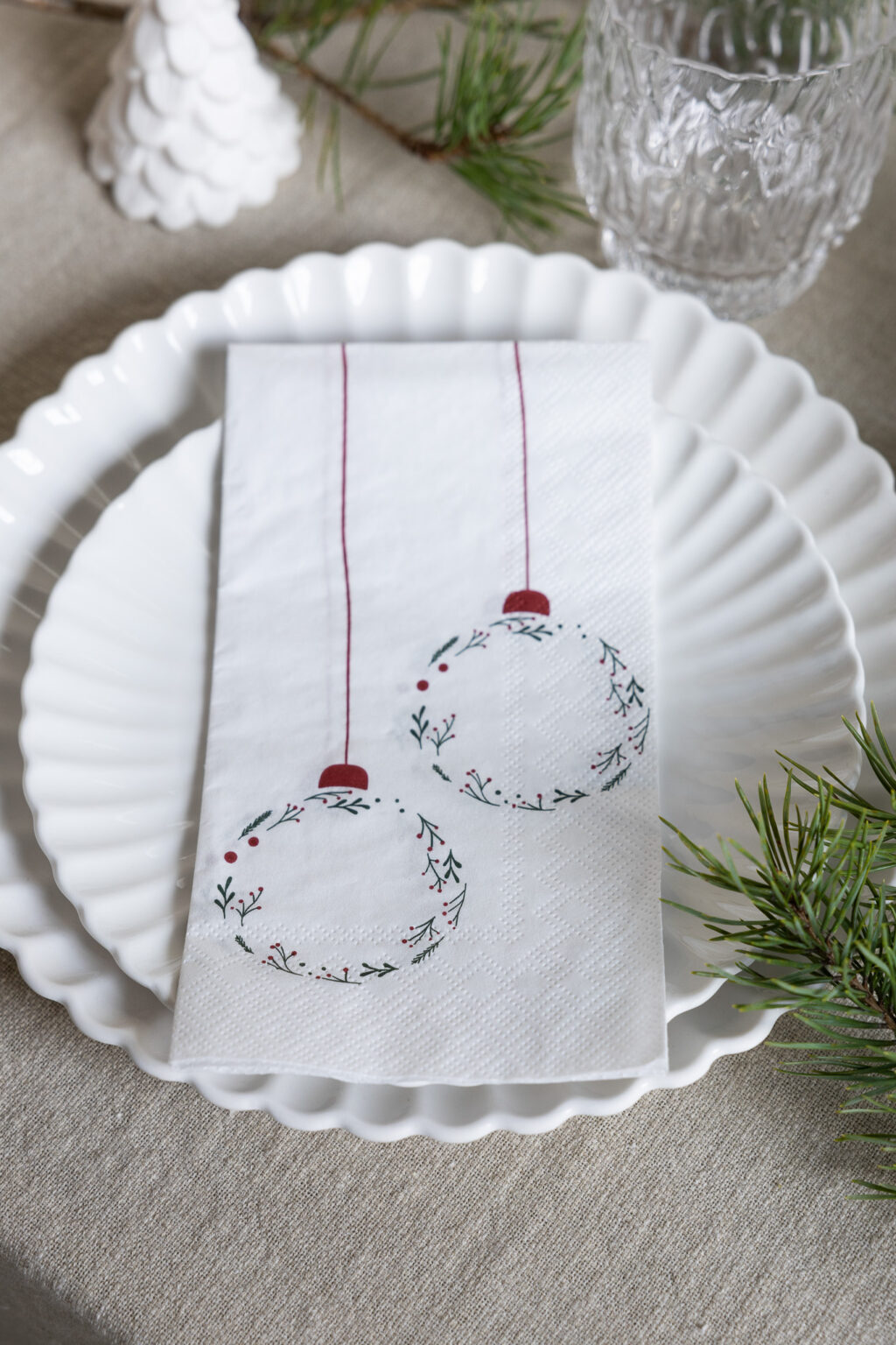 Serviette mit weißem Hintergrund und Mistelzweige in form einer Kugel herunterhängend