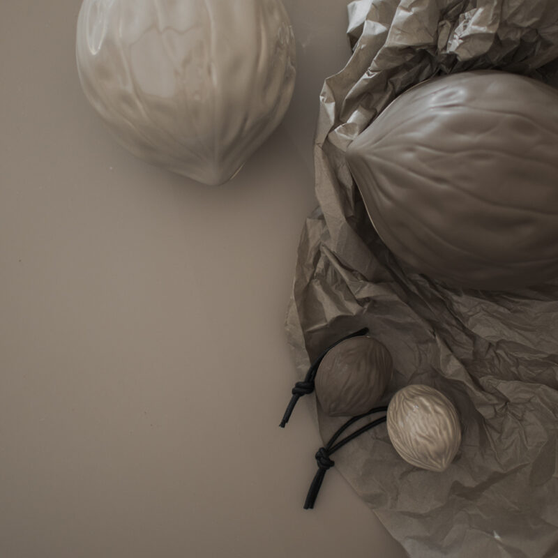 hängende Walnuss in der farbe tust