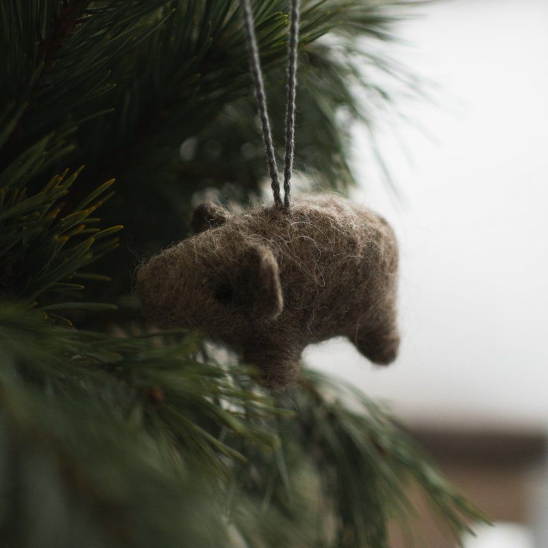 hängende Schweine in der farbe beige