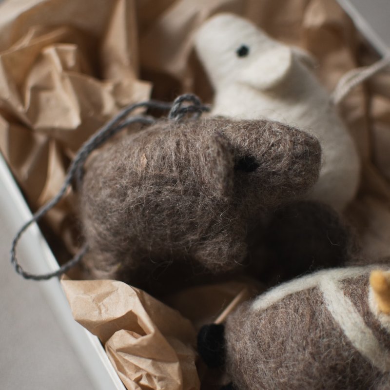 hängende Schweine in der farbe beige