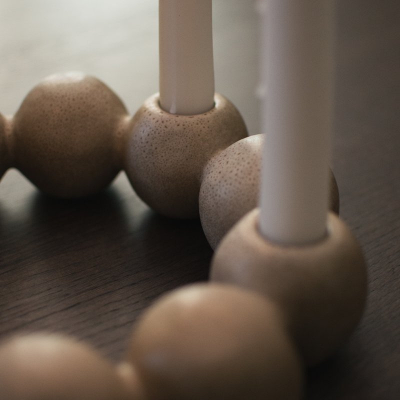 Kerzenhalter in der Farbe beige