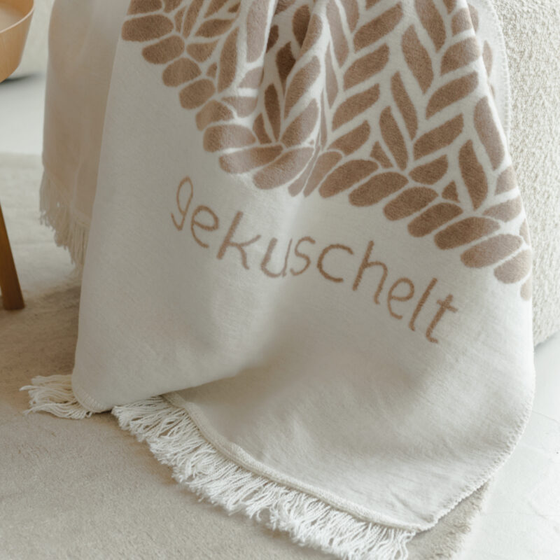 Wolldecke gekuschelt