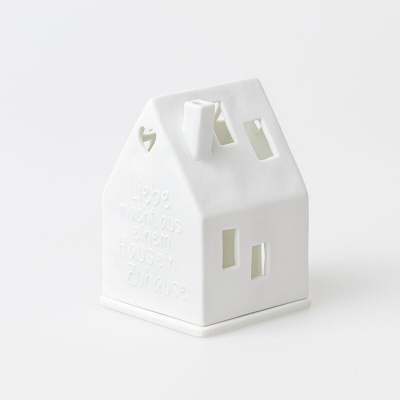 Lichthaus mit der Prägung "Liebe macht aus einem..."