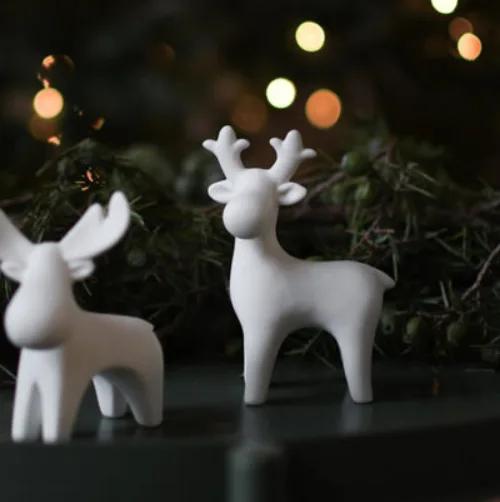 Rentier in weiß stehend in groß