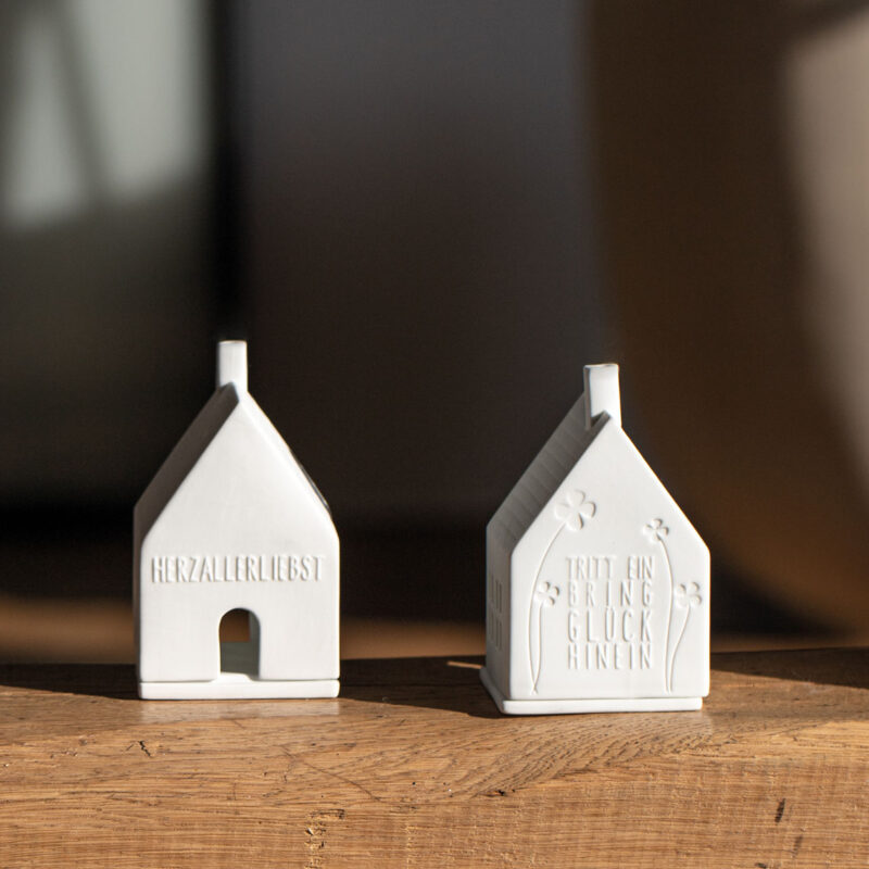 Lichthaus mit der Prägung "Tritt ein bring Glück herein"